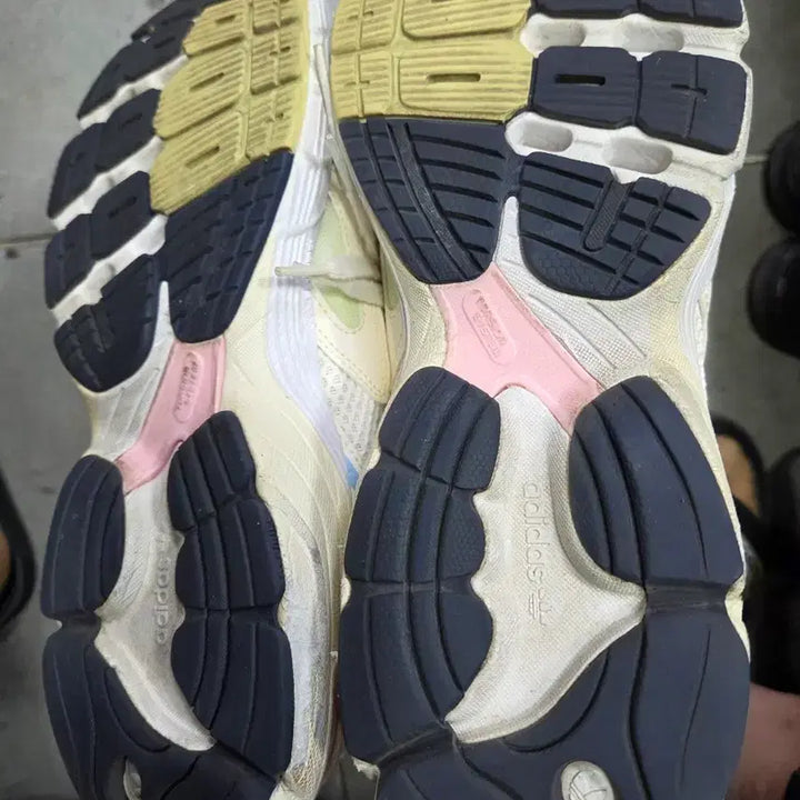 [BUNJANG] Adidas Ozweego Ivory Sneakers (Size 270) / 아디다스 오즈위고 아이보리 운동화270
