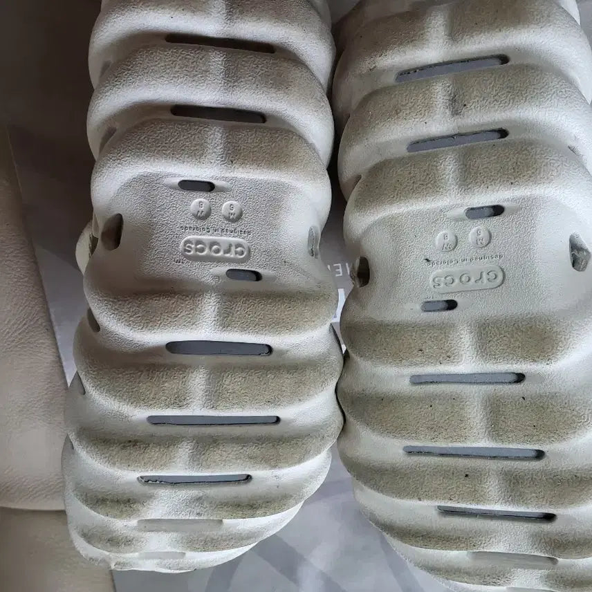 [BUNJANG] Crocs Sandals (Size M6/W8) with Jibbitz / 크록스샌들m6w8사이즈+지비츠