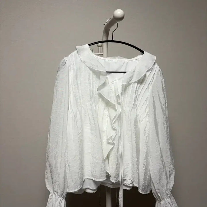 [BUNJANG] Ueini Ruffle Blouse / 유이니 러플 블라우스