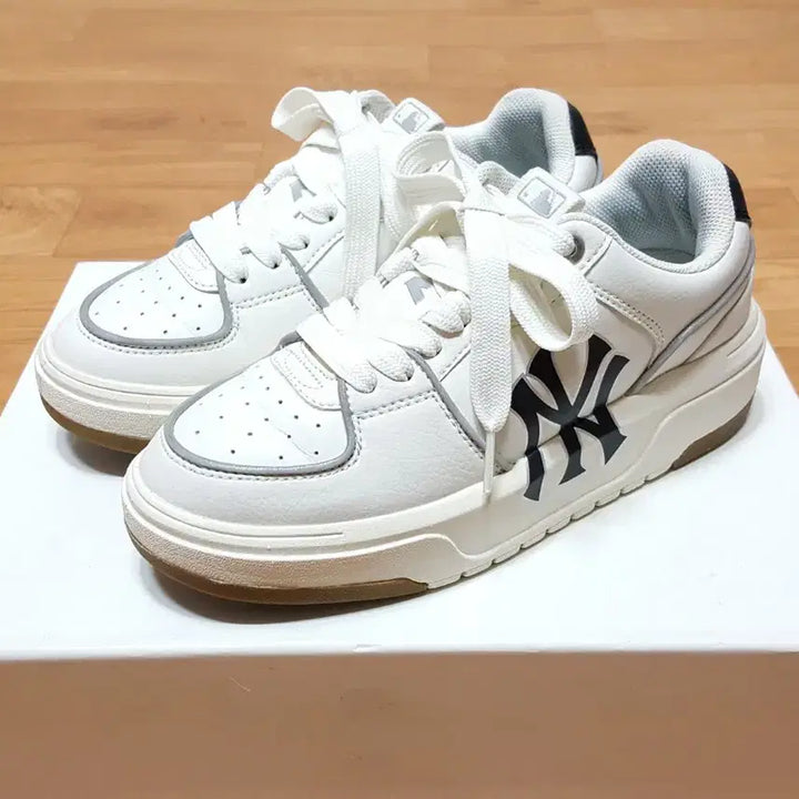 [BUNJANG] MLB Chunky Liner NY Leather Sneakers White Black / MLB 청키 라이너 NY/경량 가죽 운동화 230-볼날씬235 거의새것