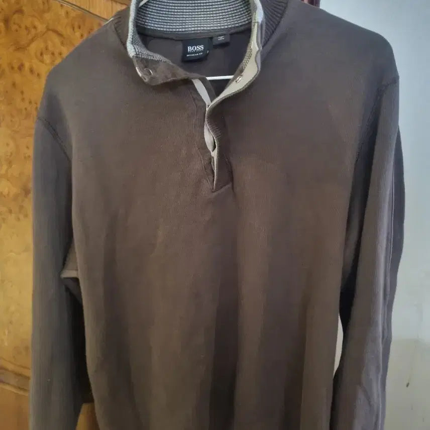 [SOLD OUT] 보스하프 버튼넥맨투맨 브라운. L