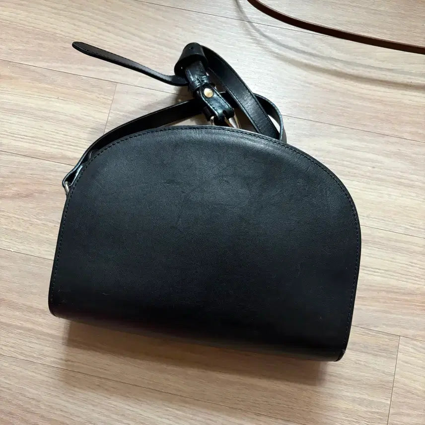 [BUNJANG] A.P.C. Half Moon Bag Black Leather / 아페쎄 하프문백