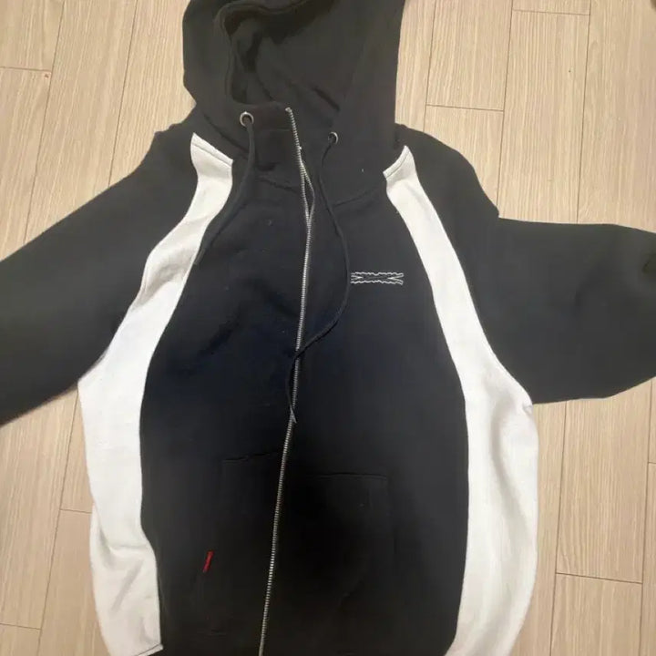 [BUNJANG] LE SSERAFIM Hooded Zip-Up Jacket / 르세라핌옷르세라핌후드집업