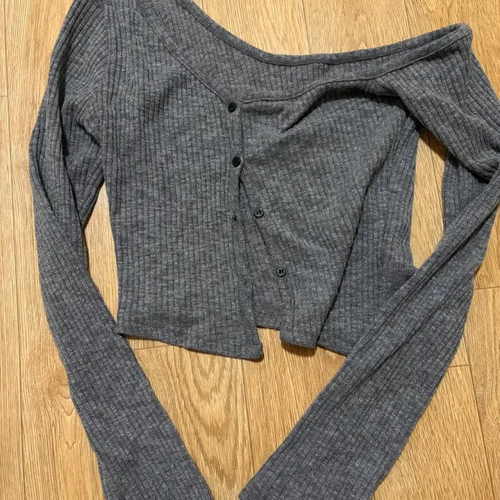 [BUNJANG] 3times One Shoulder Button Tee Charcoal (Winter Model) / 쓰리타임즈 원숄더 버튼티 차콜(윈터 착용)