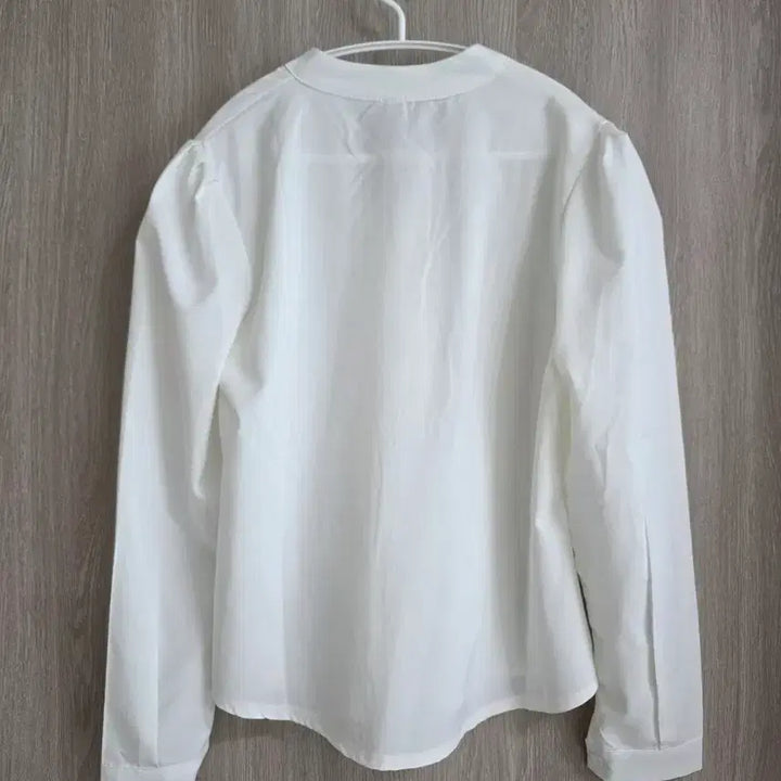 [BUNJANG] White V-Neck Long-Sleeve Blouse / 화이트 브이넥 긴팔 블라우스