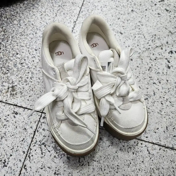 [BUNJANG] UGG EZ Does It Platform Sneakers (White/Brown) / UGG 어그  스니커즈 240