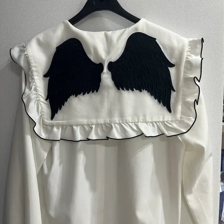 [BUNJANG] Dimarub Devil Blouse White Lace Frill Blouse / 디마럽 악마데빌블라우스 지뢰계양산형마즈스커트화이트 레이스 프릴 블라우스