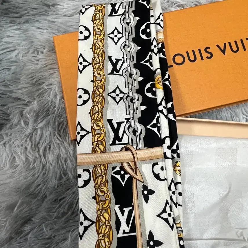 [BUNJANG] Louis Vuitton Monogram Bandana Scarf / [새상품/정품] 루이비통 모노그램 방도 스카프