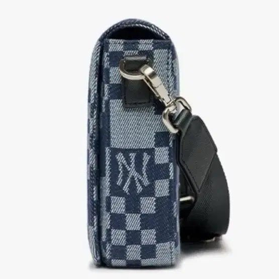 [BUNJANG] MLB Navy Jacquard Crossbody Bag with Mini Keyring / MLB 네이비 자카드 크로스백+ 미니 키링 새상품