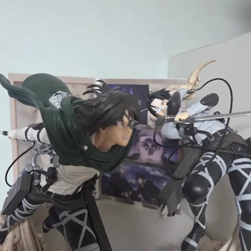 [BUNJANG] Attack on Titan Hanji &amp; Levi Figure Bundle Set / 진격의 거인 한지,리바이 피규어 일괄