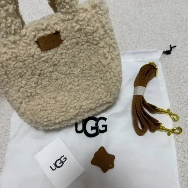 [BUNJANG] UGG Australia Ivory Tote Bag with Strap / UGG 어그 토트백 아이보리 + 스트랩