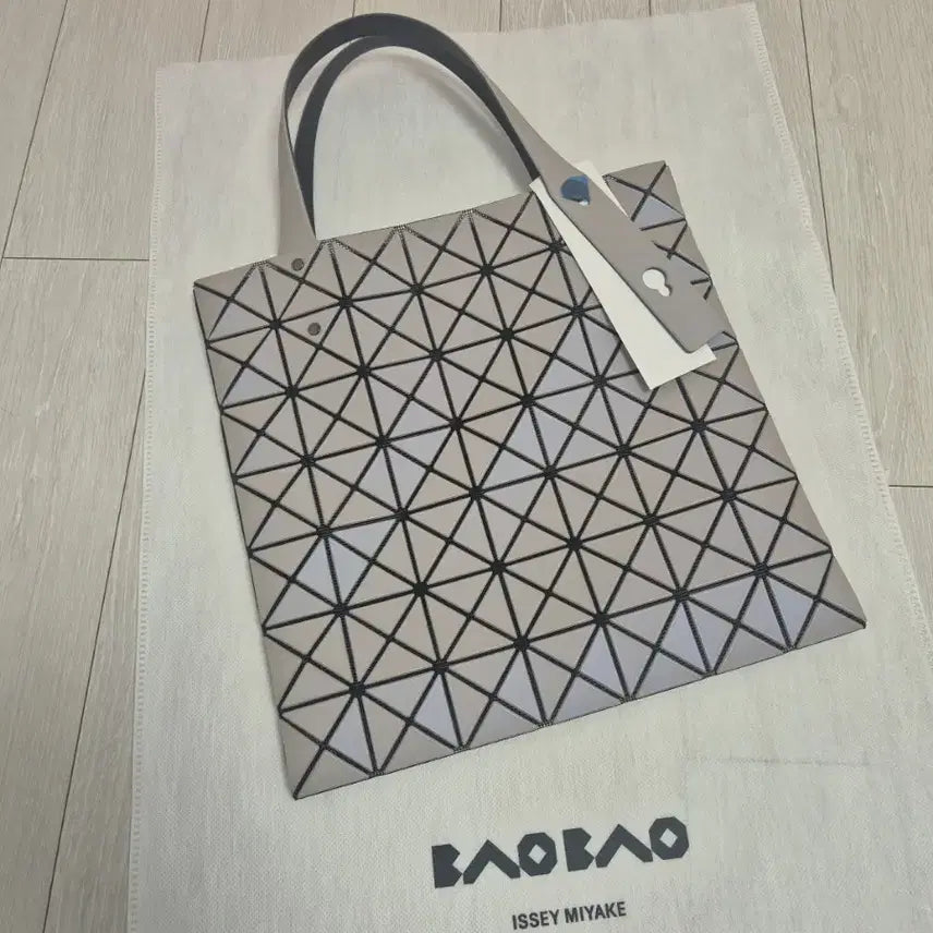 [BUNJANG] Bao Bao Prism Tote Bag / 바오바오 플리즘 (새상품)