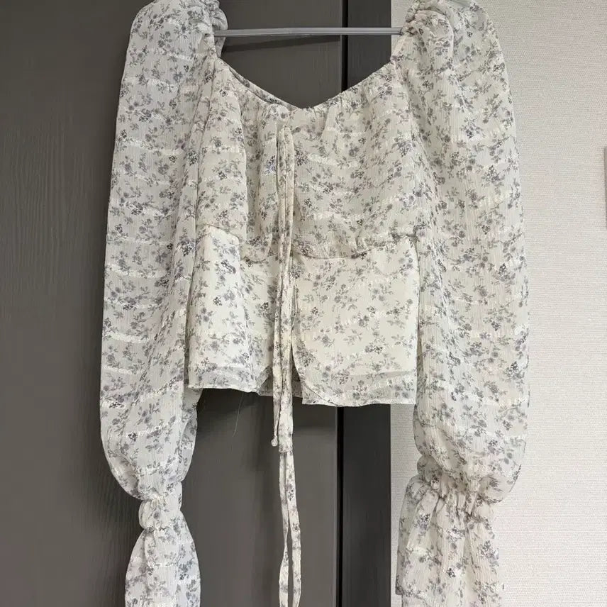[BUNJANG] Cropped Floral Pattern Blouse / 크롭 플라워패턴 블라우스