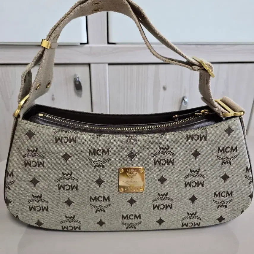 [BUNJANG] MCM Vintage Logo Shoulder Bag / MCM 빈티지 로고 숄더백