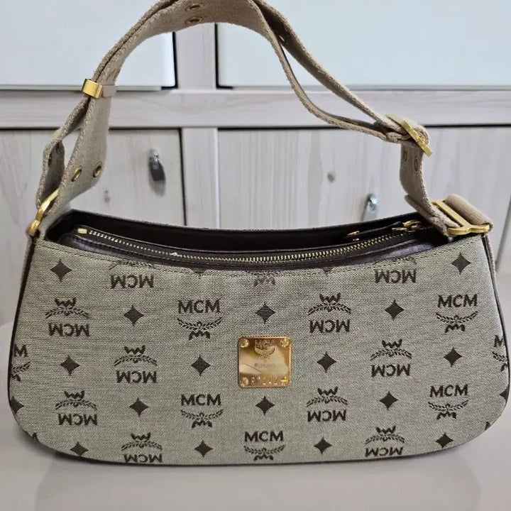 [BUNJANG] MCM Vintage Logo Shoulder Bag / MCM 빈티지 로고 숄더백
