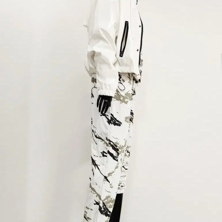 [BUNJANG] Glossy Windbreaker Jacket / 글로시 바람막이