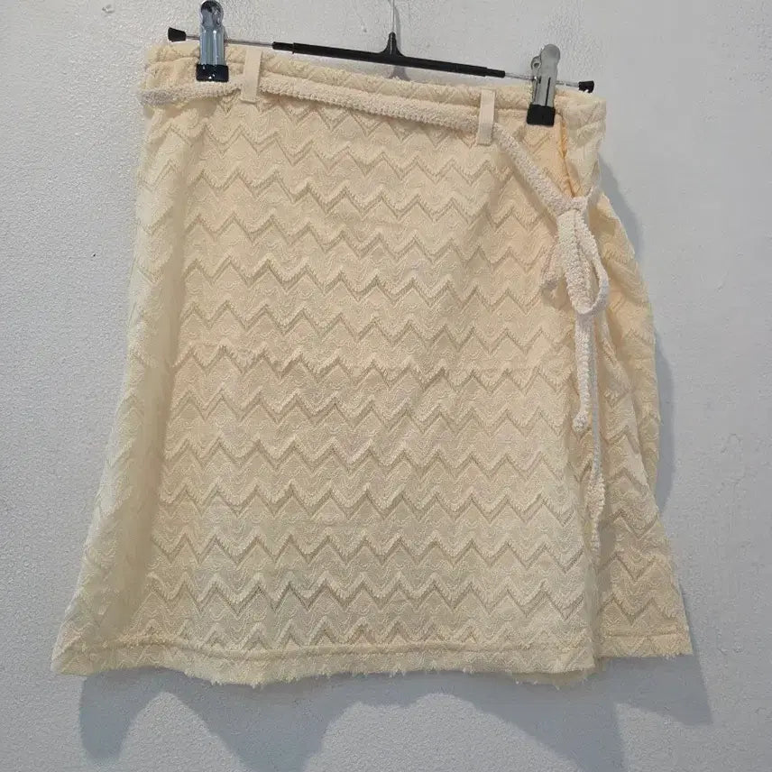 [BUNJANG] SATUR Ivory Chevron Pattern Mini Wrap Skirt / SATUR 아이보리 쉐브론 패턴 미니 랩 스커트