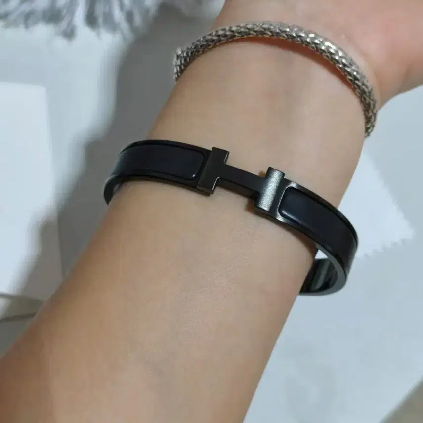 [BUNJANG] Hermès Black Enamel Engraved Logo Bracelet / 에르메스 블랙 에나멜 흑무사 팔찌