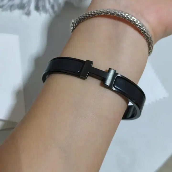 [BUNJANG] Hermès Black Enamel Engraved Logo Bracelet / 에르메스 블랙 에나멜 흑무사 팔찌