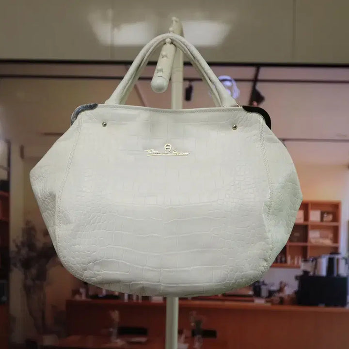 [BUNJANG] Aigner White Croc Embossed Leather Tote Bag / 봄날에 딱 하나 들면 끝나는 화이트 아그너 가방