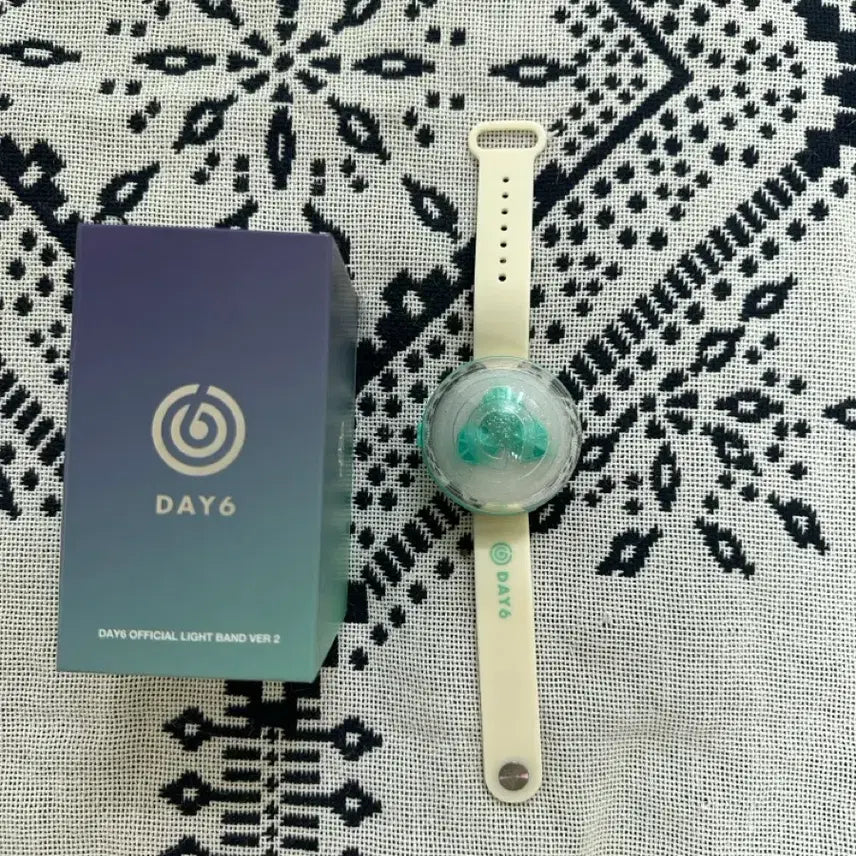 [BUNJANG] DAY6 OFFICIAL LIGHT STICK Made In:??? Ver.2 / 데이식스 마데워치 버전2 공식 응원봉 라이트밴드 ver.2