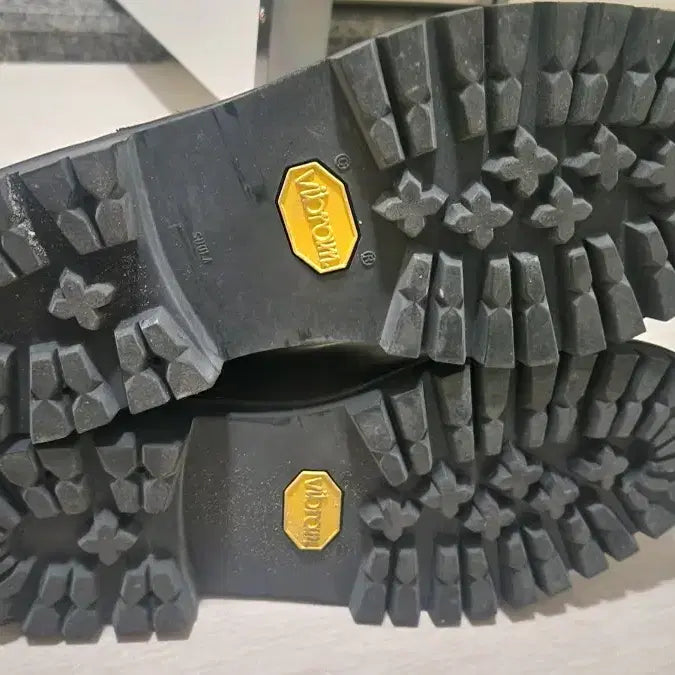 [BUNJANG] Spigen Vibram Leather Chelsea Boots Black / 슈펜 비브람 가죽 첼시 부츠 블랙 260