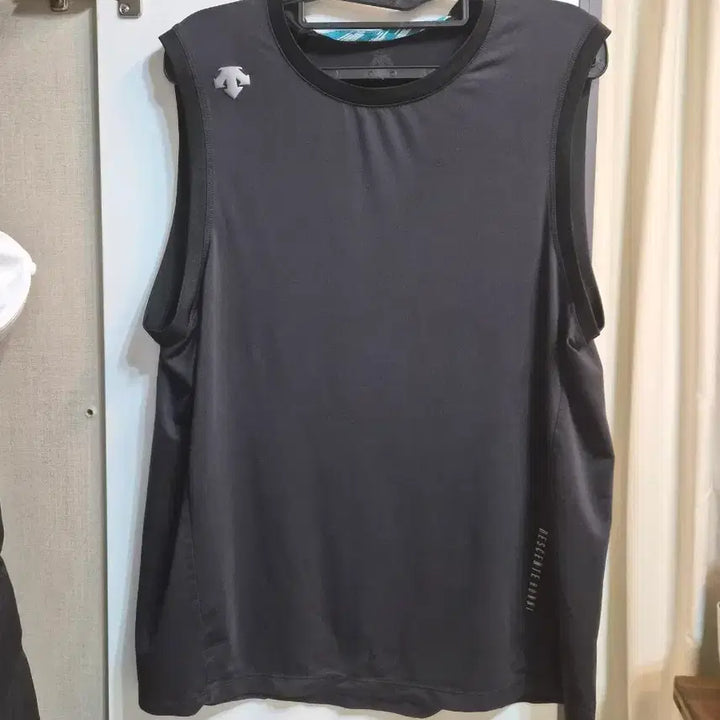 [BUNJANG] Descente Black Sleeveless T-Shirt (L) / 데상트 블랙 민소매 티셔츠 L사이즈