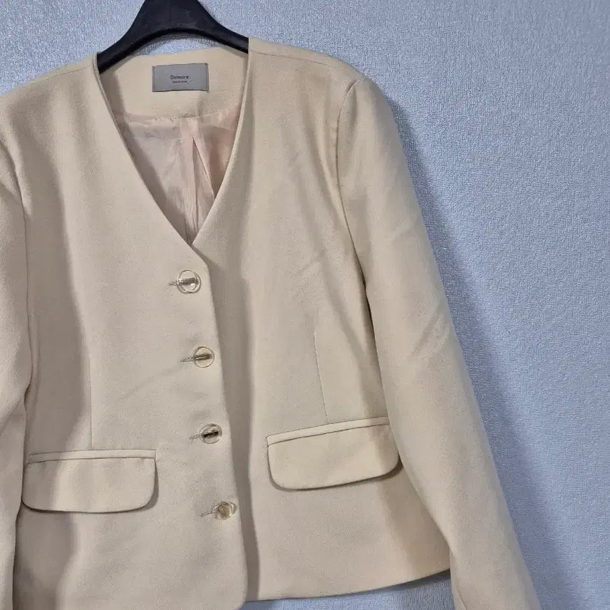 [BUNJANG] Demure Cropped V-Neck Jacket / Demure 크롭 브이넥 간절기쟈켓 66