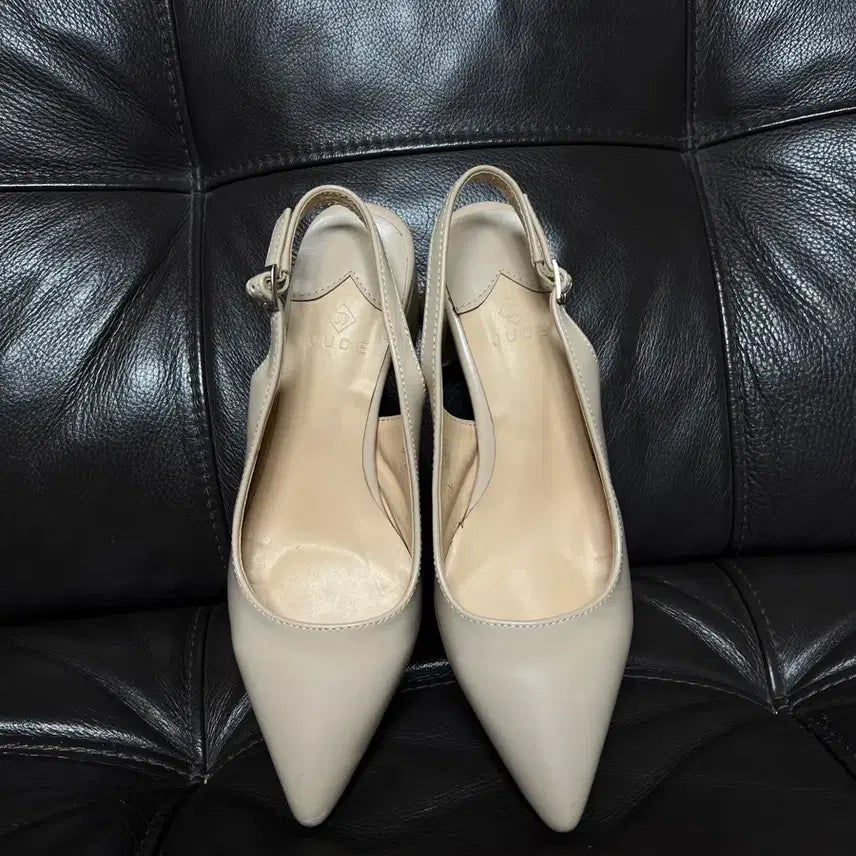[SOLD OUT] JUDE 쥬드 베이지 슬링백 펌프스 (245)