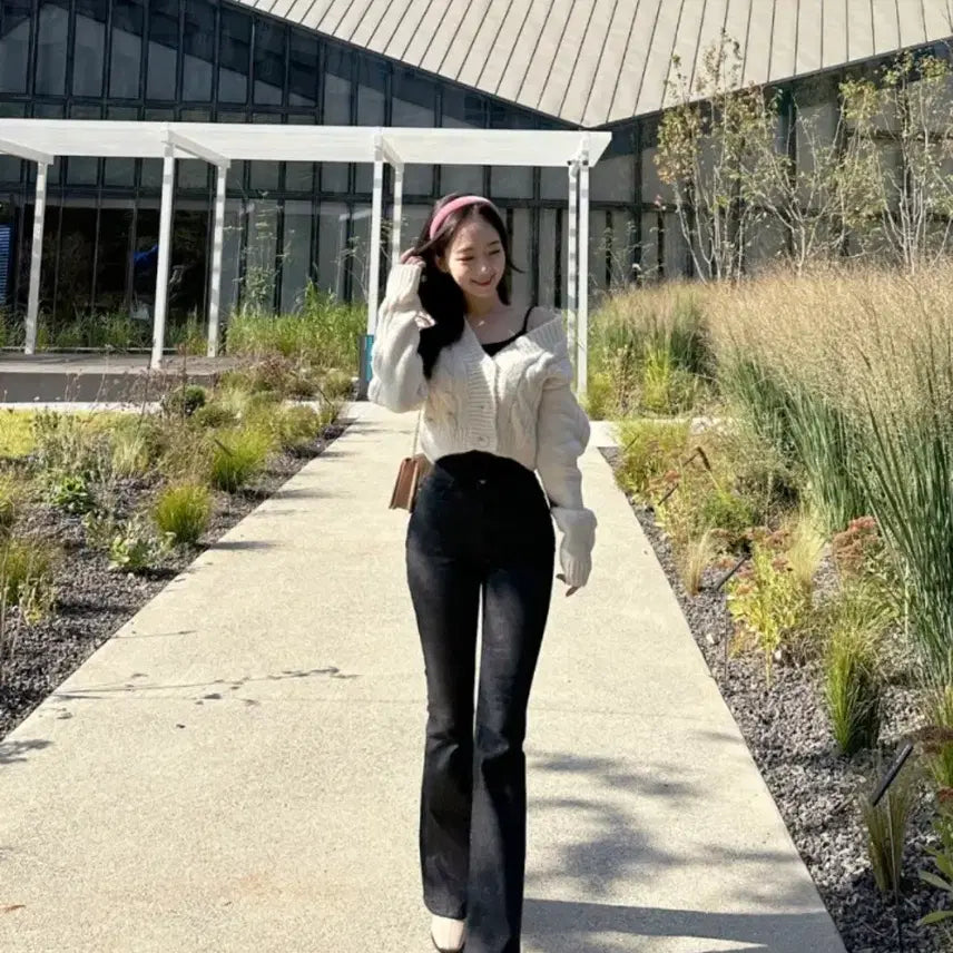 [BUNJANG] UNICORN "Heori Ssook" Raw Denim Bootcut Pants / 유니콩 허리쏘옥 흑청 생지 부츠컷 팬츠