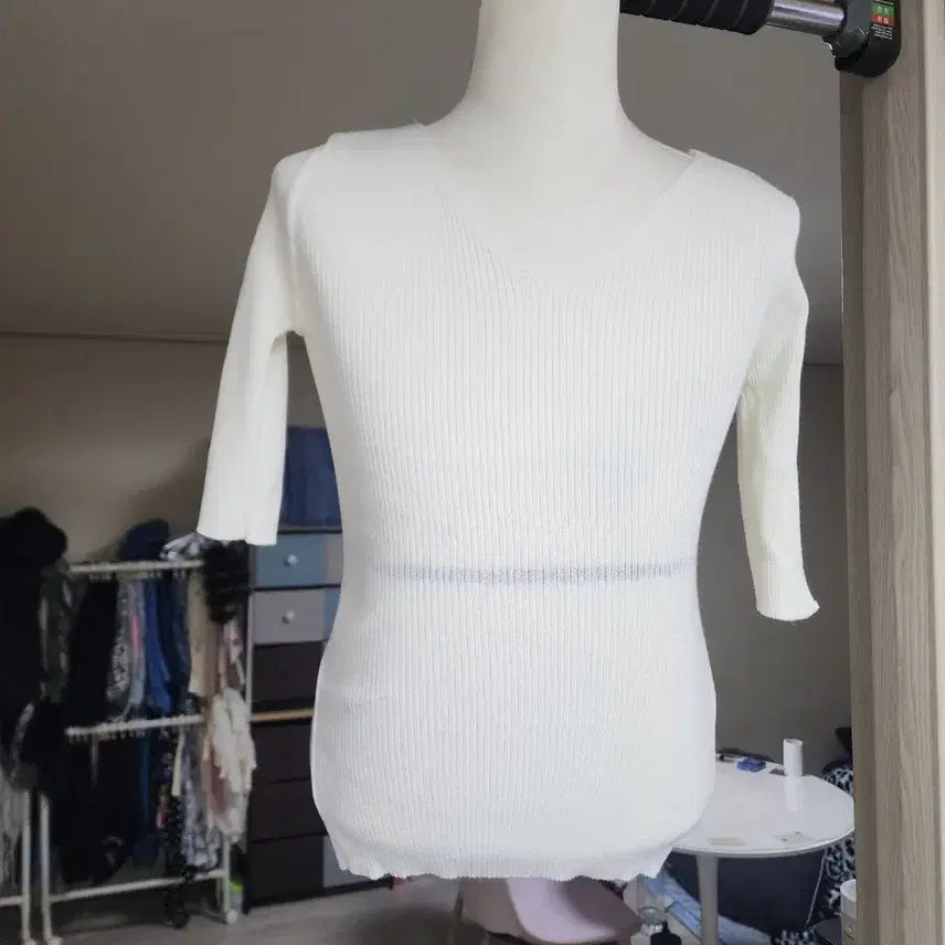 [BUNJANG] White V-Neck Ribbed Knit 7-Sleeve Top / 화이트 V넥 골지 니트