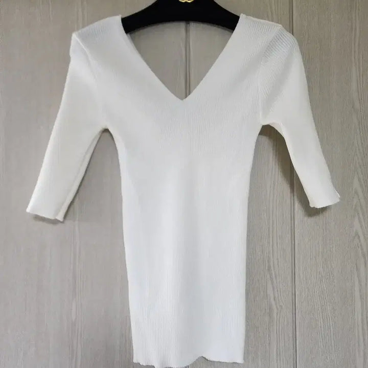 [BUNJANG] White V-Neck Ribbed Knit 7-Sleeve Top / 화이트 V넥 골지 니트