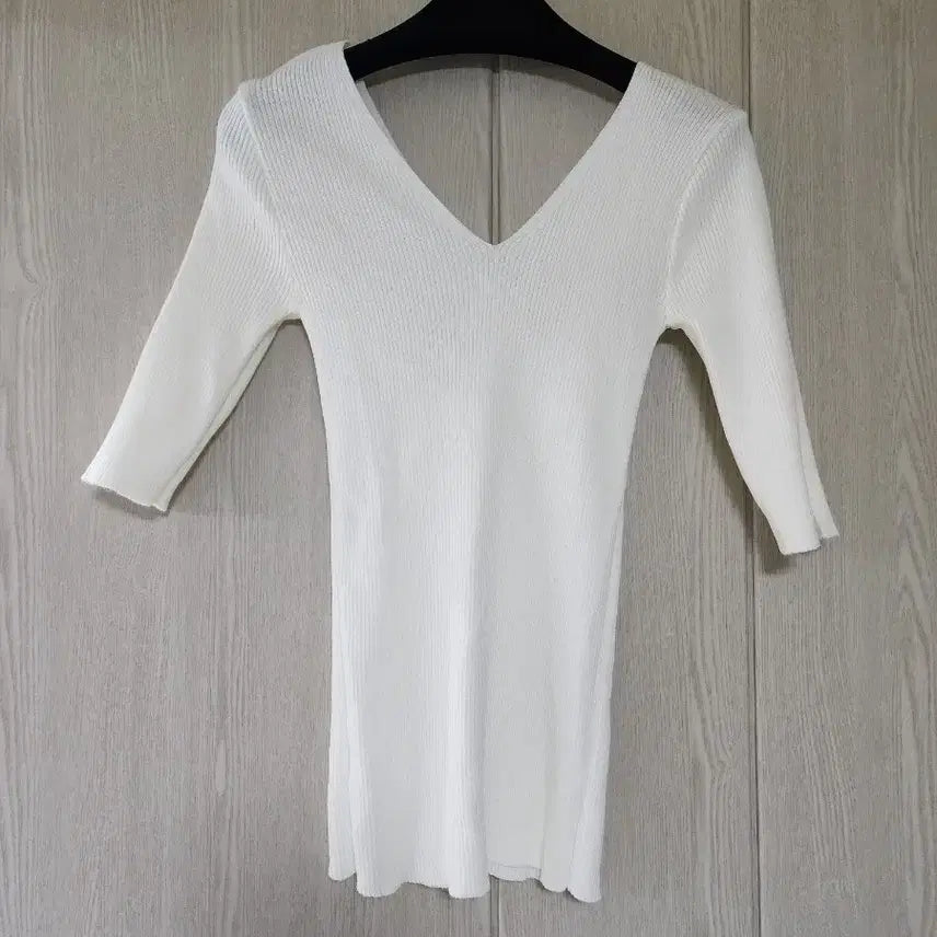 [BUNJANG] White V-Neck Ribbed Knit 7-Sleeve Top / 화이트 V넥 골지 니트