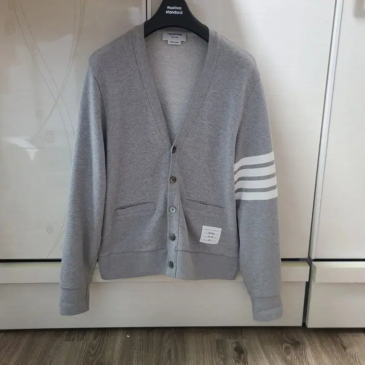[BUNJANG] Thom Browne V-Neck Classic Cardigan / 톰브라운 브이넥 가디건 삼선니트맨투맨패딩자켓반팔수트슬랙스