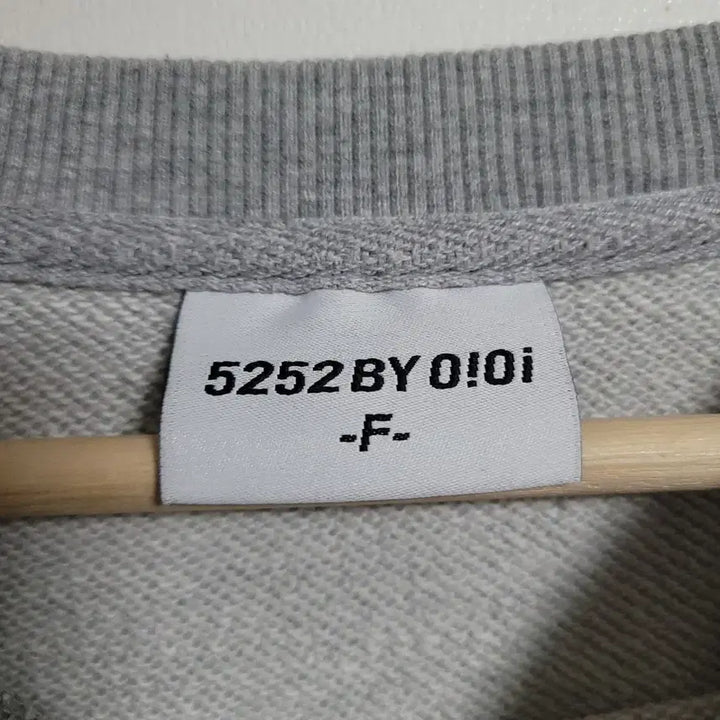 [BUNJANG] 5252 by OIOI Grey Embroidered Logo Sweatshirt / (F) 0!0i 오아이오아이 회색 맨투맨 티셔츠
