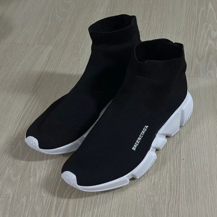 [SOLD OUT] 남친이 두고 간 운동화 43사이즈