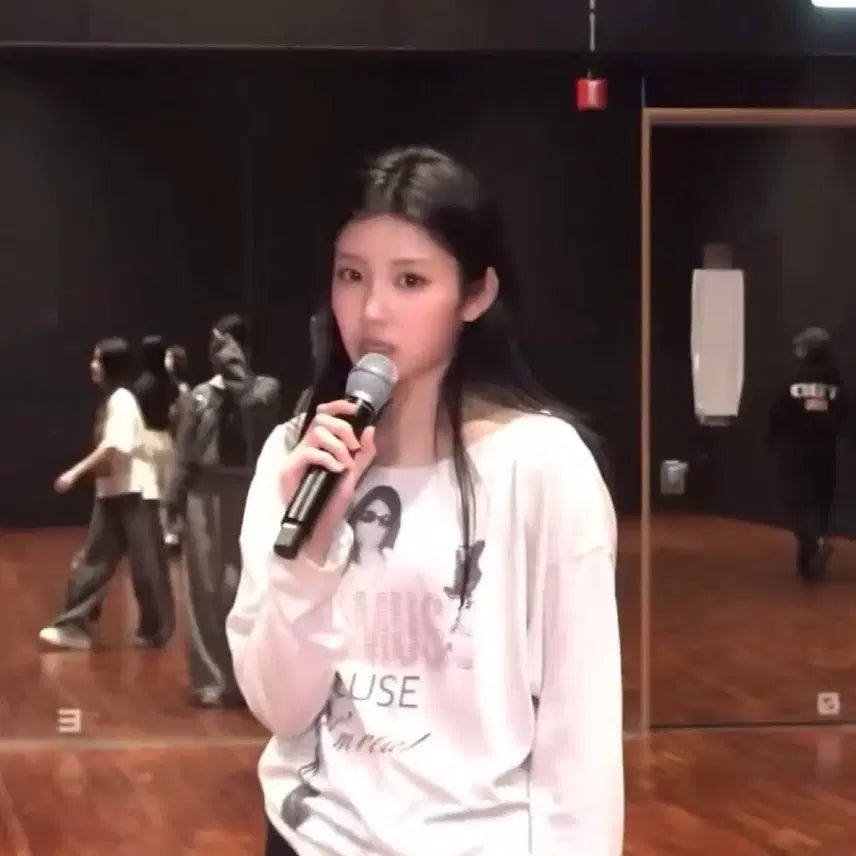 [BUNJANG] Sculptor Off-Shoulder T-Shirt White / 스컬프터 오프숄더 티 (카시코마뗑킴미스치프오호스애즈온스컬프터오도어