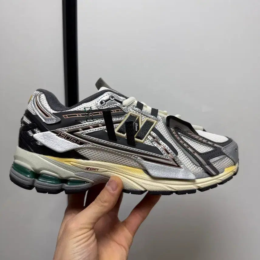 [BUNJANG] New Balance 9060 Sneakers Silver Black / 뉴발란스 9060 스니커즈 실버 블랙
