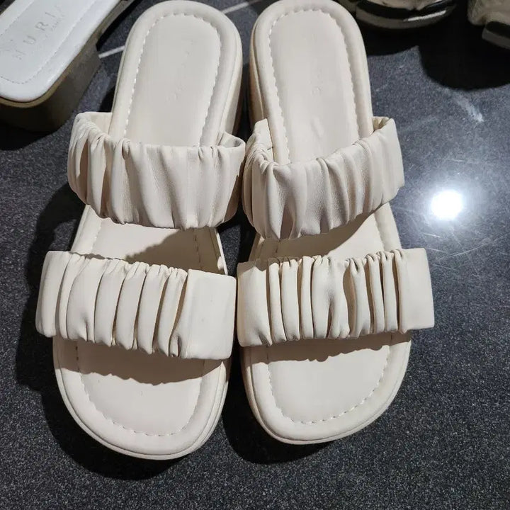 [BUNJANG] Avely Shirring Platform Sandals (Ivory, Size 250) / 에이블리 아이보리 셔링통굽 샌들250