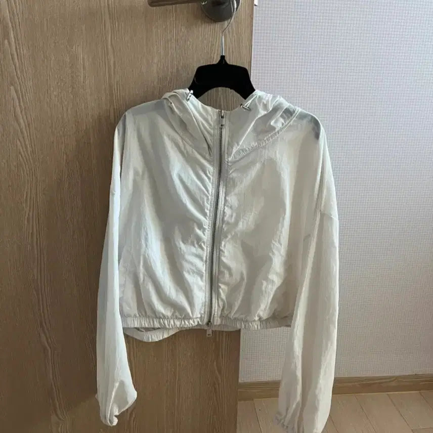 [BUNJANG] White Cropped Hooded Windbreaker / 화이트 크롭 후드 바람막이 키작녀도 OK