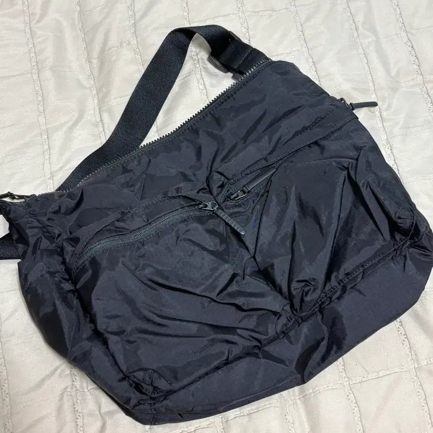 [BUNJANG] Uniqlo Messenger Bag / 유니클로 메신저백
