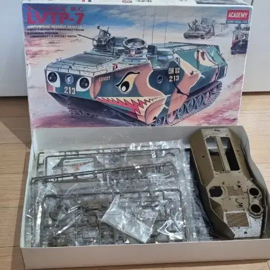 [BUNJANG] Academy 1/35 LVTP-7 Landing Vehicle Tracked Model Kit / 아카데미  LVTP-7 상륙장갑차
