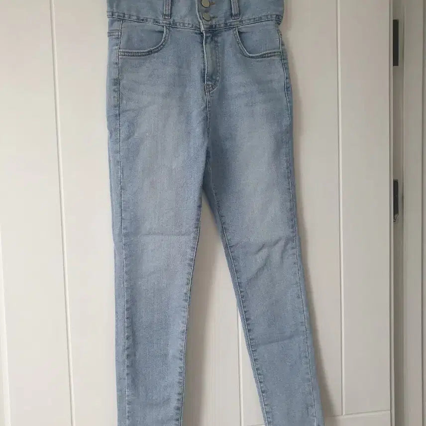 [BUNJANG] Light Wash High-Waist Jeans with Button Detail / (오늘특가) 연청 하이웨스트 청바지