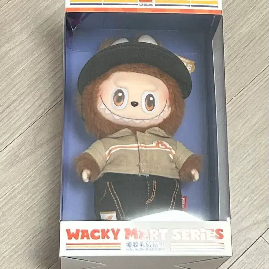 [BUNJANG] POP MART Suspect Convenience Store Labubu Manager Figure / 팝마트 수상한 편의점 라부부 점장 인형 양도판매