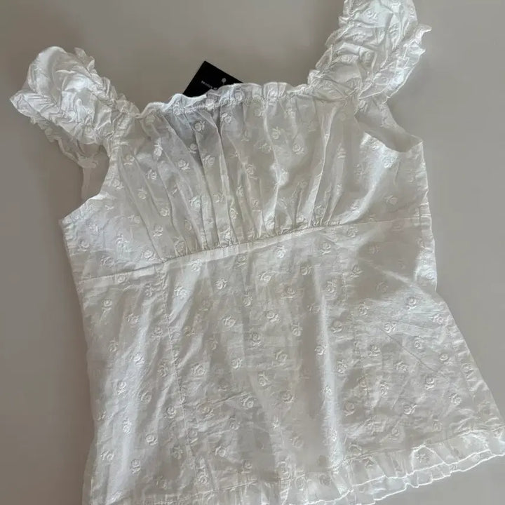[BUNJANG] Brandy Melville White Punching Blouse / 택o) 브랜디멜빌 화이트 펀칭 블라우스