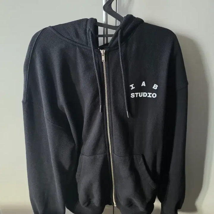 [BUNJANG] IU Apparel Hoodie Black / (L)아이앱 스튜디오 후드집업 블랙