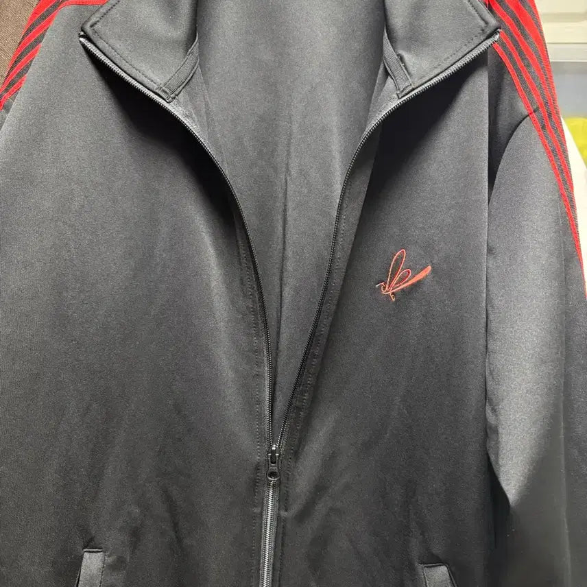 [BUNJANG] Red Dragonfly Embroidered Zip-Up Jacket / 고추 잠자리 집업