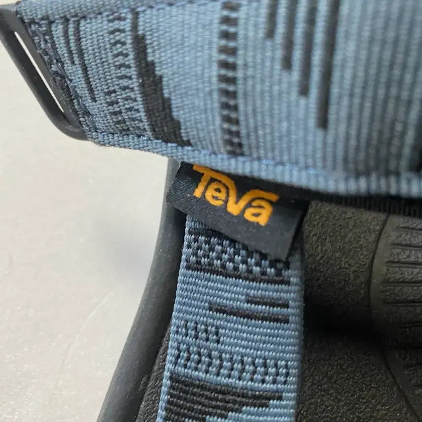 [BUNJANG] Teva Sandals - Size 250 (New) / Teva 샌들 250(새상품)