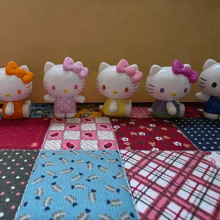 [BUNJANG] Sanrio Kitty Summer Rainbow Candy Mini Figure / 키티 썸머 레인보우 캔디 미니 피규어 산리오