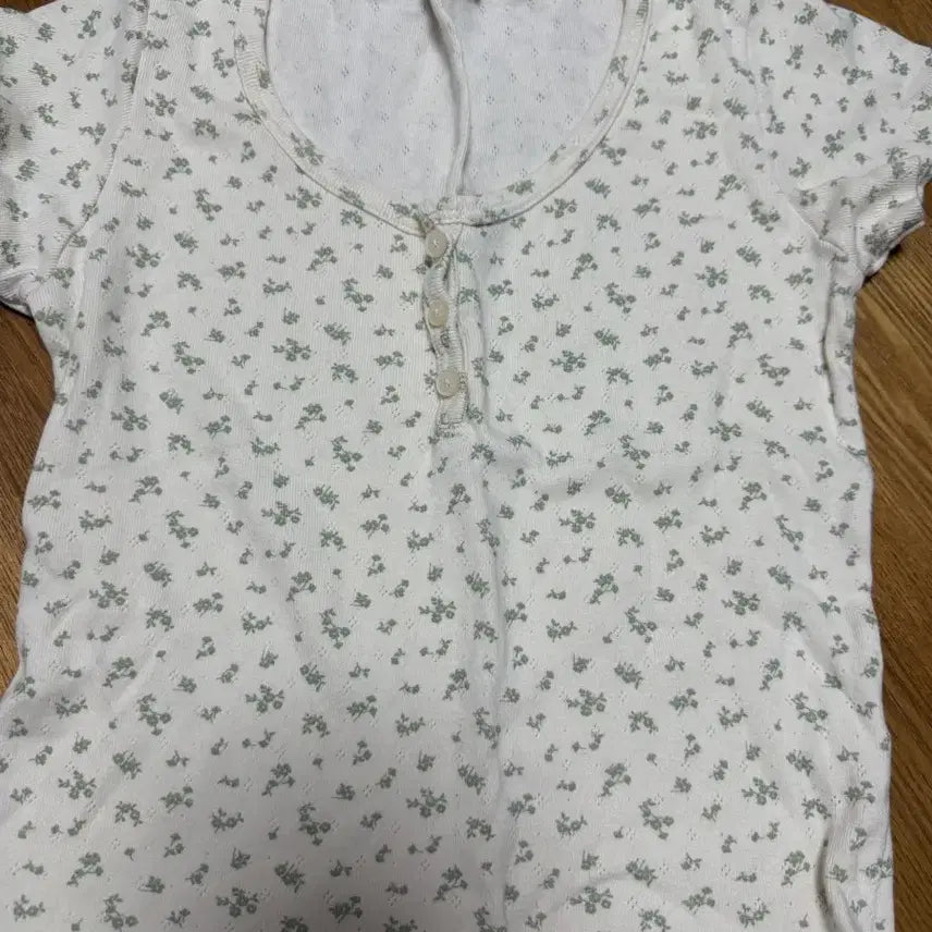 [BUNJANG] Brandy Melville Flower Top / 브랜디멜빌 플라워 탑